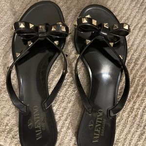 VALENTINO GARAVANI ROCKSTUD PVC FLAT THONG SANDALS